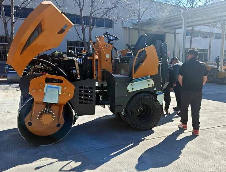 3月18日，哈薩克斯坦客戶來廠體驗考察5噸膠輪壓路機